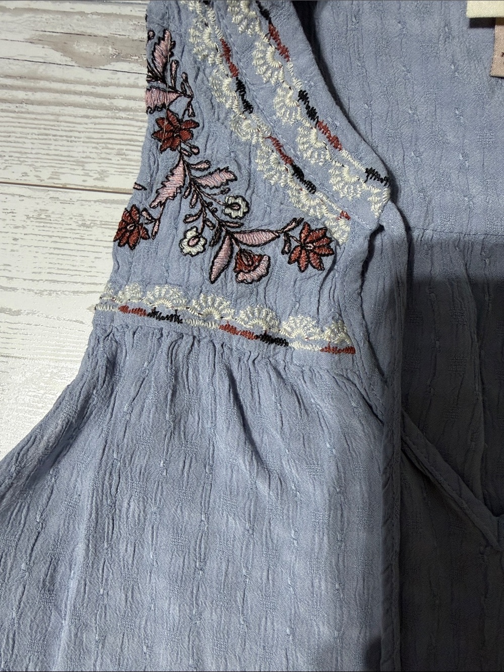 Knox Rose Light Blue Embroidered Sleeveless Peasant Top - Picture 3 of 4